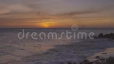 阿鲁巴<strong>绚丽多彩的</strong>日落景色。 美丽的自然景观。 亚特兰大的洛基海岸，